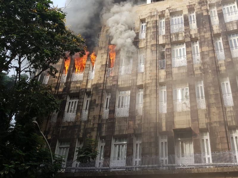 Fire at third floor of the Scindia House building in Mumbai | मुंबईतल्या सिंधिया हाऊस बिल्डिंगच्या तिस-या मजल्याला आग