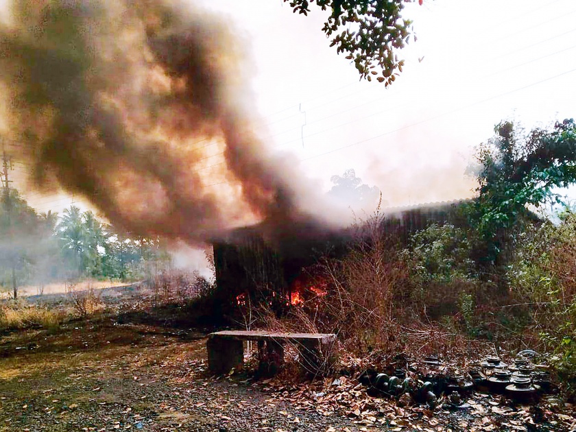 Sasoliti | सासोलीतील वीज वितरणच्या गोडावूनला आग : वीज मीटर जळून लाखो रुपयांचे नुकसान