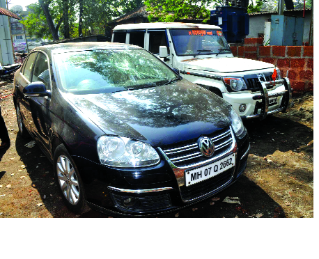 Shiv Sena split two sub-divisional headquarters | शिवसेना उपशहरप्रमुखाच्या दोन गाड्या फोडल्या