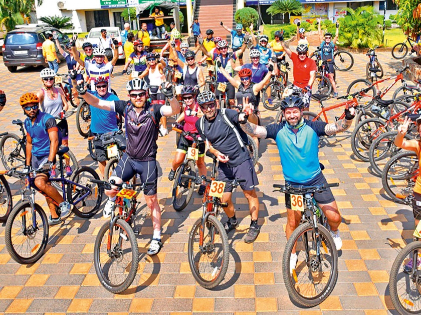 Exotic tourists travel by bicycle | परदेशी पर्यटकांचा सायकलवरून प्रवास; मुंबईतून देवगडात पाचव्या दिवशी दाखल