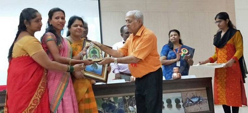 Gauravil-Kolhapur National Conference on 'Swamini Savitag Gat' and public awareness about 'Mangrove' |  स्वामिनी बचतगटाला सन्मानचिन्ह देऊन गौरविले -: ‘मॅन्ग्रोव्हज्’बाबत जनजागृती 