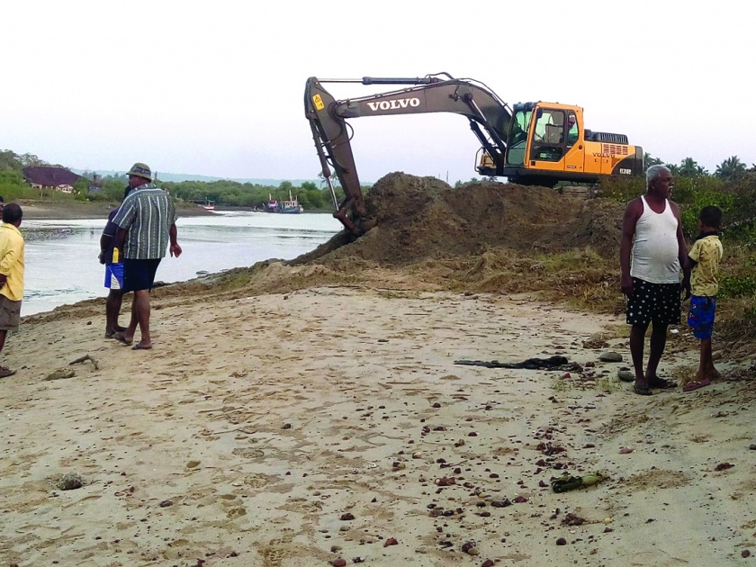 Sindhudurg: The fishermen will get rid of the fishermen's boats, the result of the ominous storm | सिंधुदुर्ग : मच्छिमारांच्या फसलेल्या नौकाही बाहेर काढणार, ओखी वादळाचा परिणाम