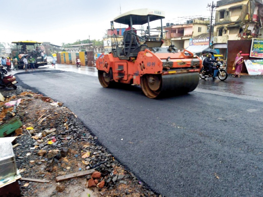 Work on road using rainy tar in Kankavali | कणकवलीत पावसाळी डांबर वापरत रस्त्याचे काम सुरू