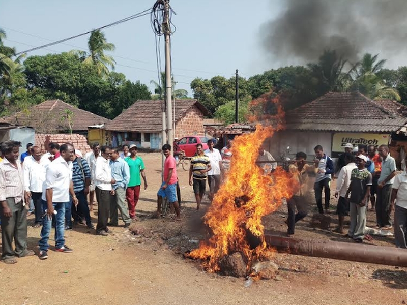 BJP district president burnt the statue, Giriya incident | भाजपा जिल्हाध्यक्षांचा पुतळा जाळला, गिर्ये येथील घटना