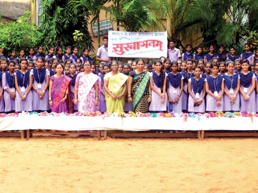 Sindhudurg: Innovative venture of Vedi Maya, Bhandari High School, patriotism | सिंधुदुर्ग :  सैनिकांच्या भगिनींची देशप्रेमाची वेडी माया, भंडारी हायस्कूलचा अभिनव उपक्रम