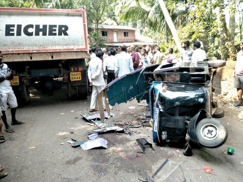 Sindhudurg: The rickshaw-dumpper accident took three seriously, injured the dump driver for causing the accident | सिंधुदुर्ग : रिक्षा-डंपर अपघातात तिघे गंभीर जखमी, अपघातास कारणीभूत ठरल्याप्रकरणी डंपर चालकावर गुन्हा