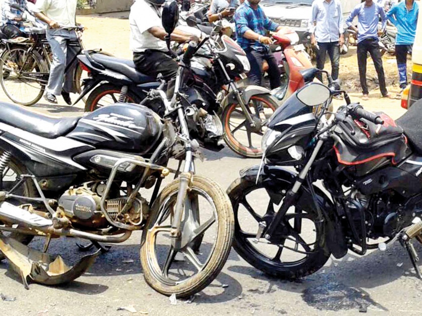 Sindhudurg: Two wheelers hit on Kudal highway; One killed | सिंधुदुर्ग : कुडाळ महामार्गावर दुचाकींची धडक; एक ठार 