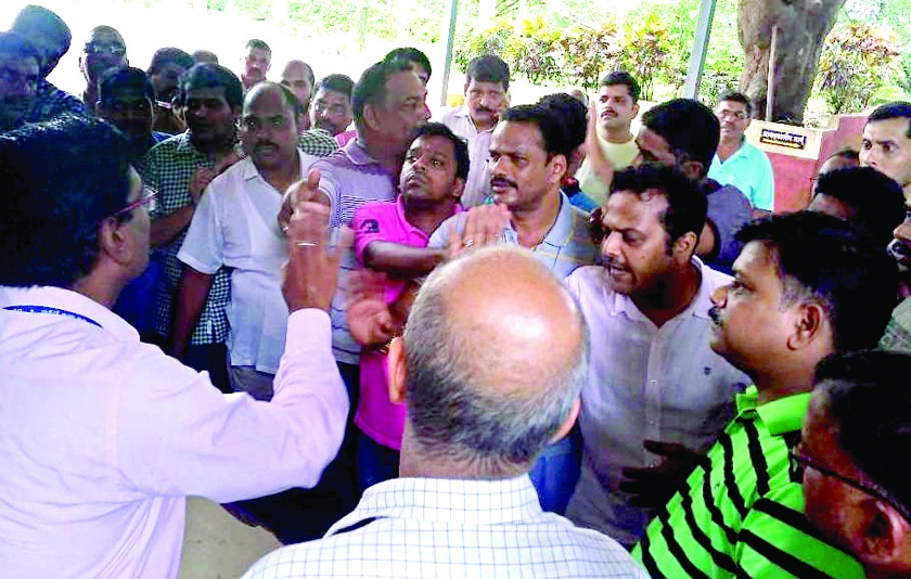 Sindhudurg: The arrest of the accused in the murder case ... Public Works Department | सिंधुदुर्ग : मारहाण प्रकरणातील आरोपींना अटक करा..सार्वजनिक बांधकाम विभाग