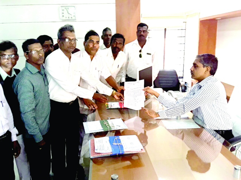 Sindhudurg: Take action against Bheema Koregaon clerks, request for District Collector of Bahujan Samaj for CM | सिंधुदुर्ग : भीमा कोरेगाव दंगलखोरांवर कारवाई करा, मुख्यमंत्र्यांसाठी बहुजन समाजाचे जिल्हाधिकाऱ्यांना निवेदन