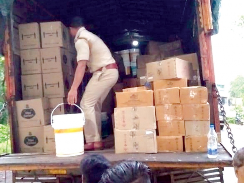 Sindhudurg: Truck seized with a liquor amount of five lakh, check dam at Patra Devi | सिंधुदुर्ग :पाच लाखांच्या दारुसह ट्रक जप्त, पत्रादेवी येथील चेक नाक्यावरील कारवाई