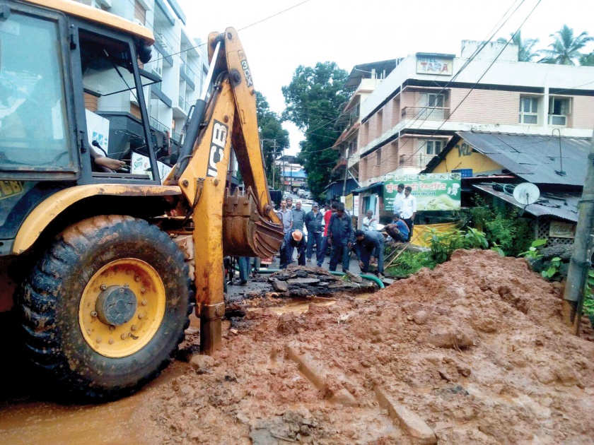 Sindhudurg: The water entered the shop after tearing the drain, the incident in Sawantwadi city | सिंधुदुर्ग : गटार तुंबल्याने पाणी दुकानात शिरले, सावंतवाडी शहरातील घटना