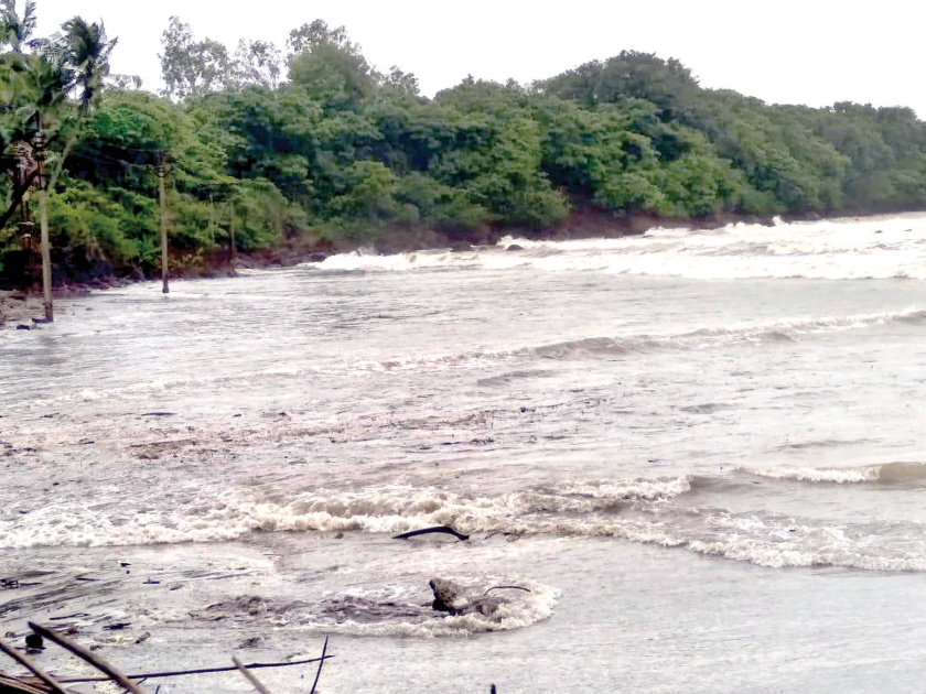 Sindhudurg: Water is water on the Vijaydurg Chowpatta and water everywhere on the coast | सिंधुदुर्ग :उधाणाने विजयदुर्ग चौपाटीवर पाणी, किनाऱ्यावरील सर्वत्र पाणीच पाणी