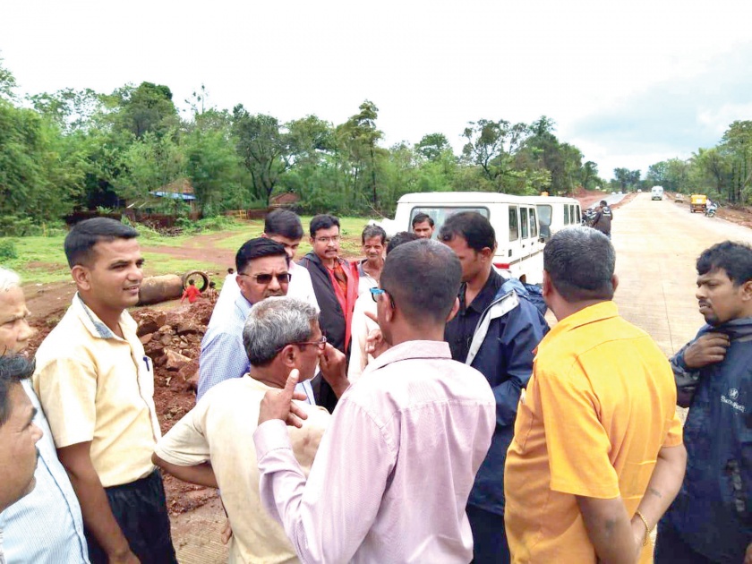 Sindhudurg: The road to the highway again stopped, the village of Oshanga village attacked | सिंधुदुर्ग : महामार्गाचे काम पुन्हा थांबविले, ओसरगाव ग्रामस्थ आक्रमक