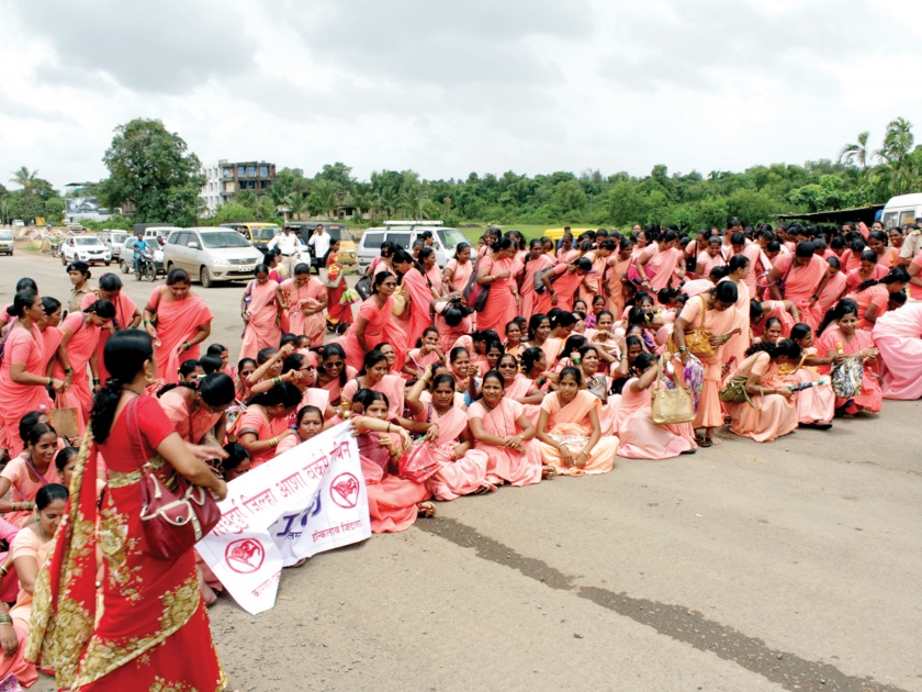 Sindhudurg: Jhel Bharo movement of Asha volunteers, stops on the Mumbai-Goa highway | सिंधुदुर्ग : आशा स्वयंसेविकांचे जेलभरो आंदोलन, मुंबई-गोवा महामार्गावर ठिय्या