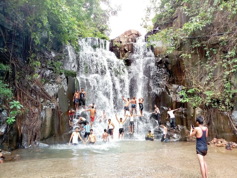 waterfall in devgad attacking tourist | पावसाळी सहलीचा बेत आहे? मग देवगडमधील 'हा' धबधबा पहाच