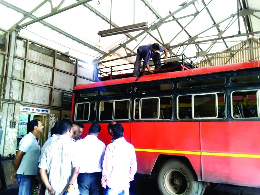  Sindhudurg: repair of rugged trains in Devgad, postponement of agitation | सिंधुदुर्ग : देवगडातील गळक्या गाड्यांची दुरुस्ती, आंदोलन स्थगित