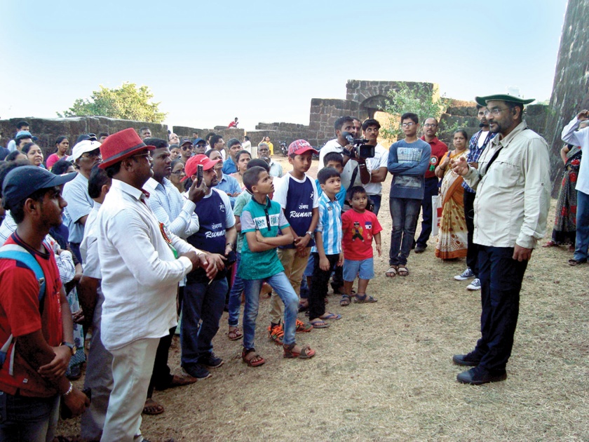Sindhudurg: History of the history of Vijaydurg, second day of the festival, Amar Adke informed about the fort | सिंधुदुर्ग : विजयदुर्गचा इतिहास अनुभवला, महोत्सवाचा दुसरा दिवस, अमर अडके यांनी दिली किल्ल्याबाबत माहिती
