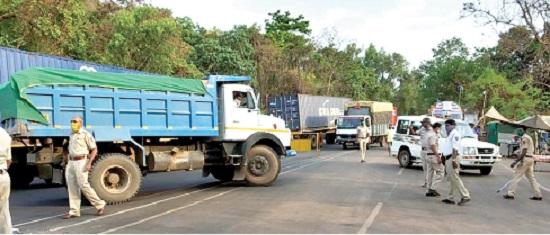 Traffic congestion at Banda under control | तपासणी करण्याचा वेग वाढविला --बांदा येथील वाहनांची गर्दी नियंत्रणात