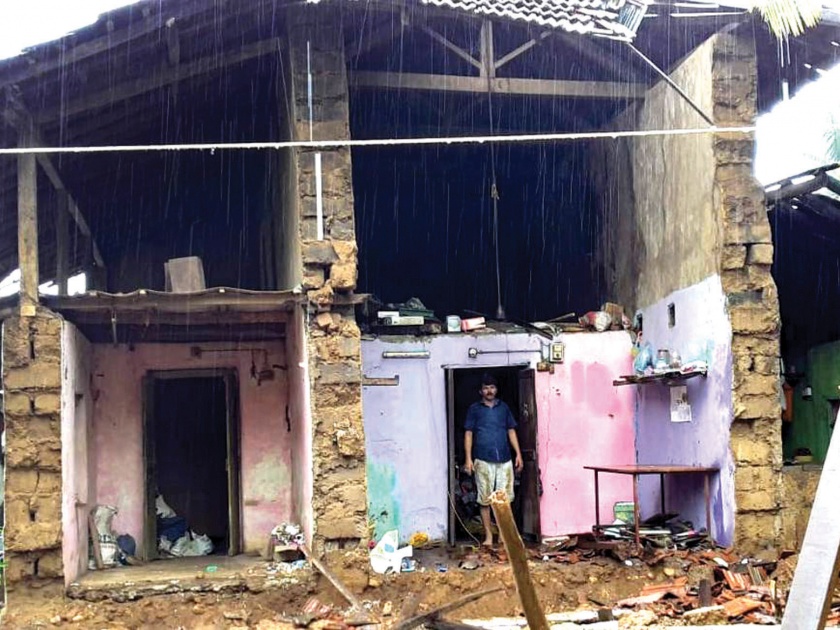 Sherlat wall collapses, damages two and a half lakhs: Banda Panchkrishila rains with rain | शेर्लेत घराची भिंत कोसळली, अडीच लाखांची हानी : बांदा पंचक्रोशीला पावसाने झोडपले
