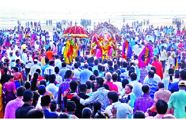 Ganesha Festival of Shani Ganeshotsav - 42 days Ganaraya of Sri Dev Rameshwar Devasthan in Achira | शाही गणेशोत्सवाची सांगता-आचरा येथील श्री देव रामेश्वर देवस्थानचा ४२ दिवसांचा गणराया