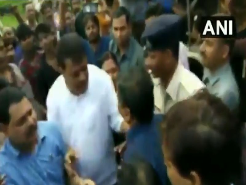 Congress MLA Umang Singhar attacks a BJP leader in Dhar | काँग्रेस आमदाराने भाजपा नेत्याच्या कानशिलात लगावली, व्हिडीओ व्हायरल