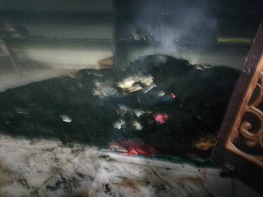 Varekar's house at Shingnapur in Kolhapur was attacked and vandalized and set on fire | कोल्हापूर: दोन गटातील वाद, सात-आठजणांच्या टोळक्यांनी घरात घुसून केली प्रापंचिक साहित्याची जाळपोळ