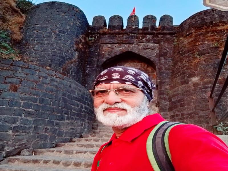 sixty two year old Senior Citizen trekking sinhgad fort everyday | New Year Motivation: बासष्ठीतील तरुण करताेय राेज सिंहगडाची सफर; तब्बल १५१ वेळा चढाई