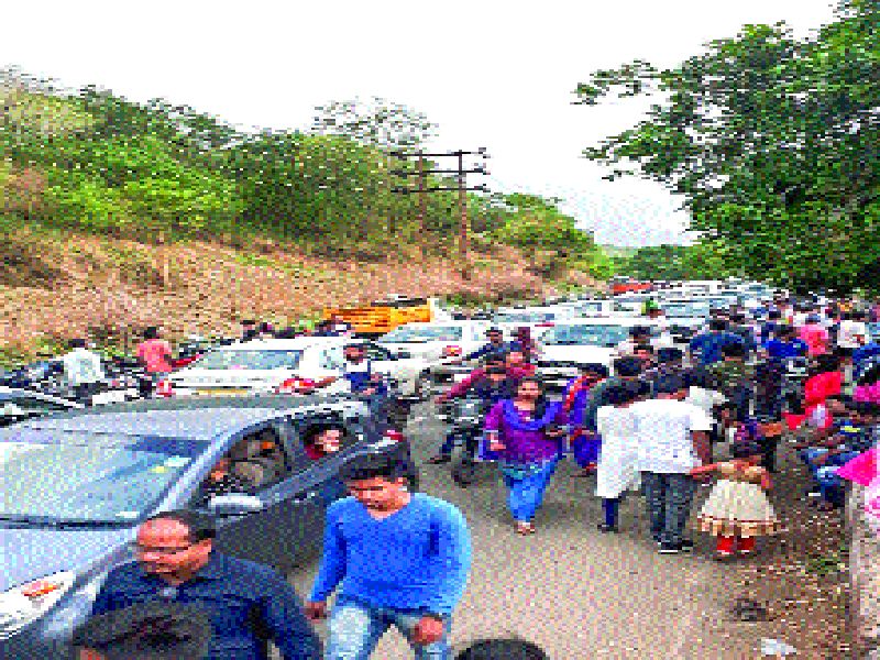  A crowd of tourists in the Sinhgad area | सिंहगड परिसरात पर्यटकांची गर्दी