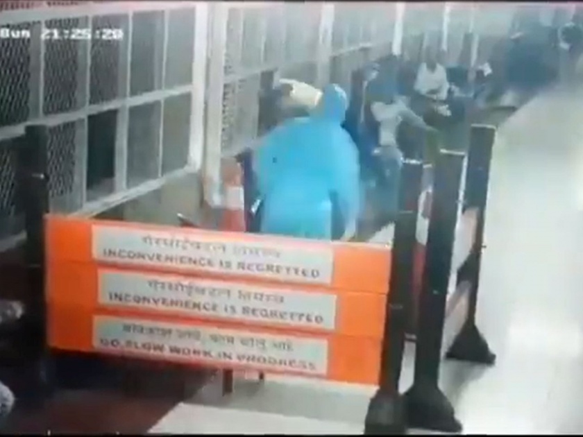 coronavirus marathi news Corona patient jumps out of sion hospitals window kkg | VIDEO: कोरोना रुग्णाची खिडकीतून उडी; सायन रुग्णालयातील धक्कादायक प्रकार