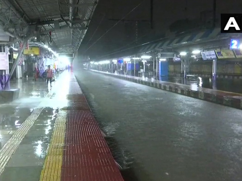 mumbai rain update heavy rain lashes many parts of mumbai and suburban | Mumbai Rain Update: विजांच्या कडकडाटासह मुंबईत रात्रभर मुसळधार पाऊस; अनेक भागातील रस्ते जलमय