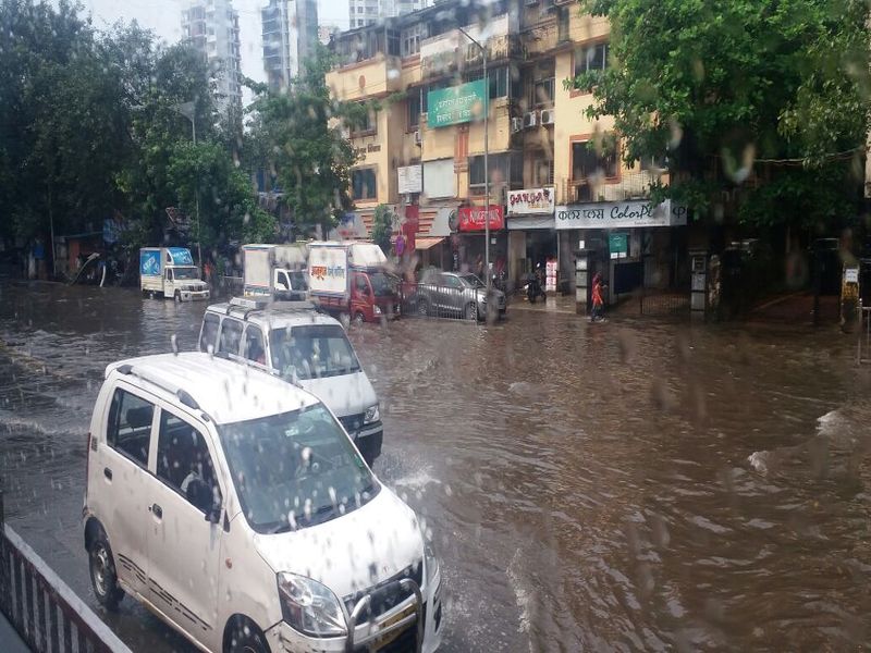 After the rest, the presence of rain again in Mumbai, the water collected in low lying areas | विश्रांतीनंतर मुंबईत पावसाची पुन्हा हजेरी, सखल भागांमध्ये साचलं पाणी