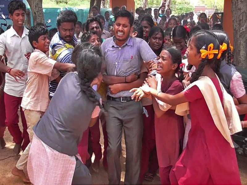 Don't go sir Tamilnadu students crying and cling on their teacher refuse to accept his transfer | 'आम्हाला सोडून जाऊ नका हो सर'... हुंदके देत-देत मुलांची विनवणी