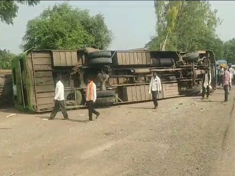 Travels fatal accident on Mumbai-Agra highway; 21 passengers injured | मुंबई-आग्रा महामार्गावर ट्रॅव्हल्सचा भीषण अपघात; २१ प्रवाशी जखमी