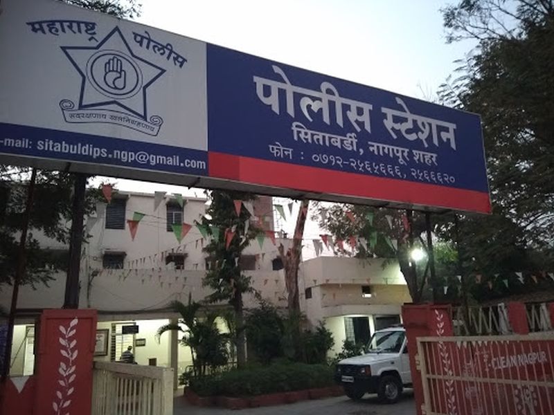 Harden criminal's Bhaigiri in police station at Nagpur | निर्ढावलेल्या आरोपीची नागपुरातील पोलीस ठाण्यात भाईगिरी
