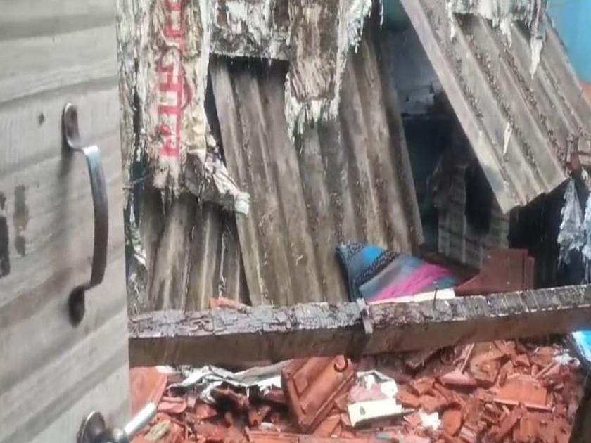 Roof collapses due to heavy rains in Kalyan; Six people were injured | कल्याणमध्ये जोरदार पावसामुळे घराचे छत कोसळलं; सहा जण जखमी