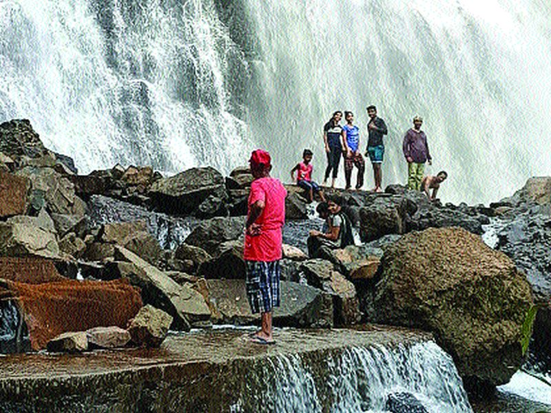 A sparse crowd of tourists at the waterfall | सवतकडा धबधब्यावर पर्यटकांची तुरळक गर्दी