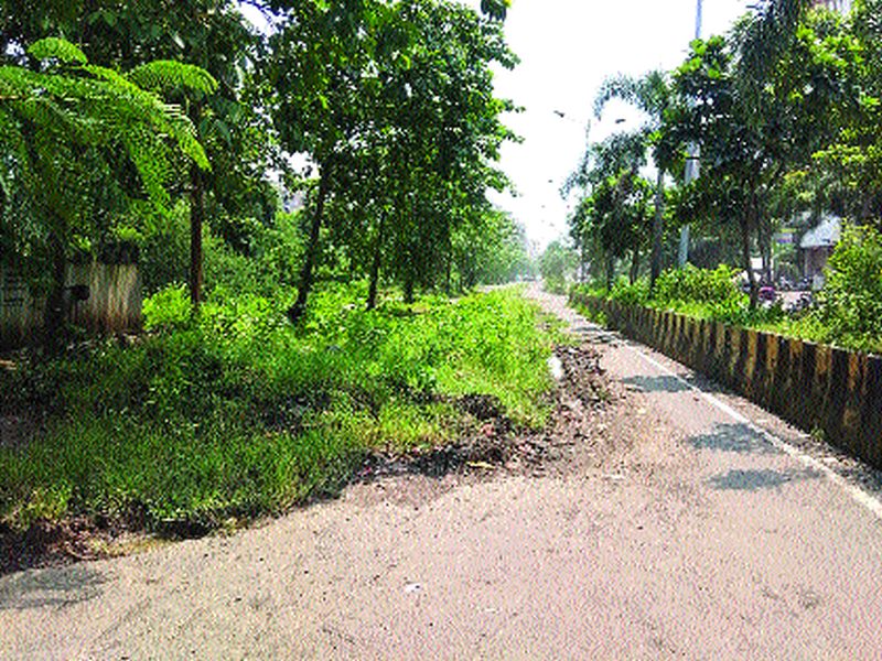 Dilapidated roads maintained; 90 feet road in Thakurli | खोदलेल्या रस्त्यांची दुरवस्था कायम; ठाकुर्लीतील ९० फुटी रस्ता