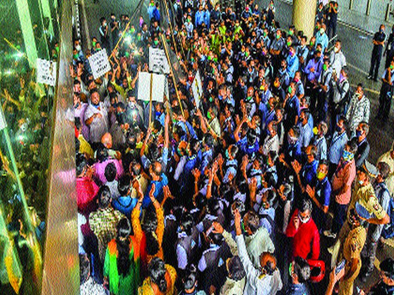 Chaos at Mumbai airport; Supporters, opponents clashed with each other | मुंबई विमानतळावर गोंधळ; एकमेकांना भिडले समर्थक, विरोधक