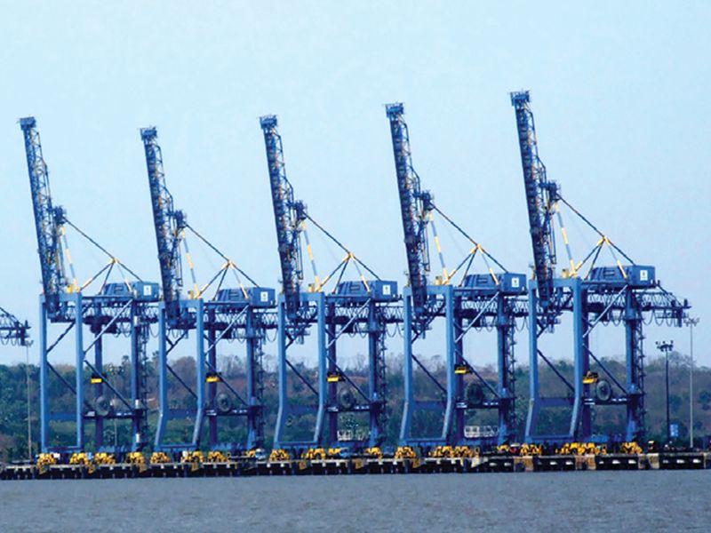 Shipping Lines of JNPCT to Gujarat | जेएनपीसीटीमधील शिपिंग लाइन्सची जहाजे गुजरातकडे; रोजगाराच्या संधी कमी होण्याची भीती