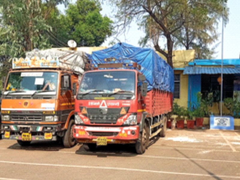 Two trucks of gutkha were seized at the bottom | तलासरीत गुटख्याचे दोन ट्रक पकडले; ८० लाखांच्या मुद्देमालासह दोन आरोपींना अटक