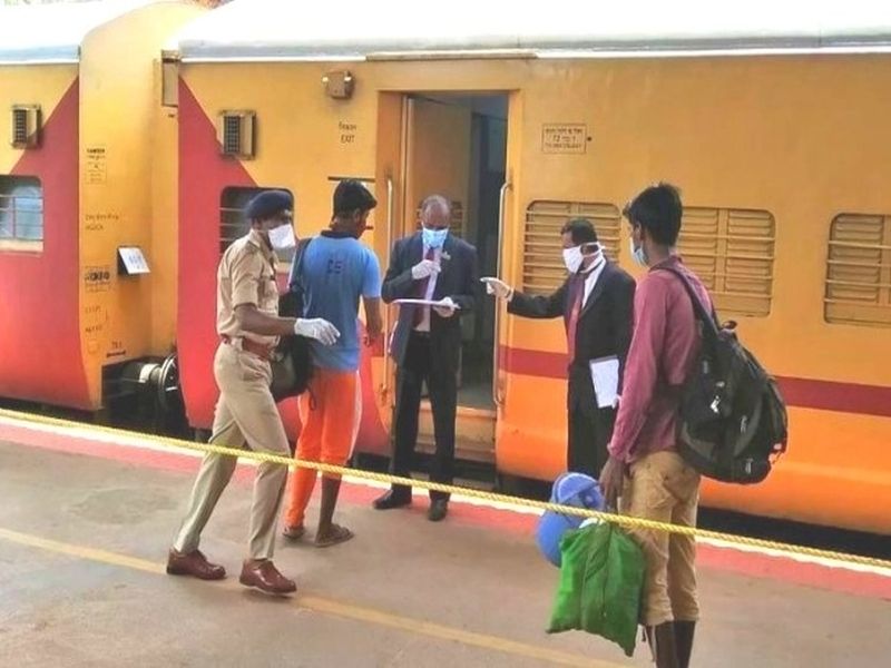1 lakh 10 thousand fine collected from 87 passengers traveling illegally from Varanasi-Mumbai special train | विशेष ट्रेनमधून अवैध प्रवास करणाऱ्या 87 प्रवाशांकडून 1 लाख 10 हजारांचा दंड वसूल