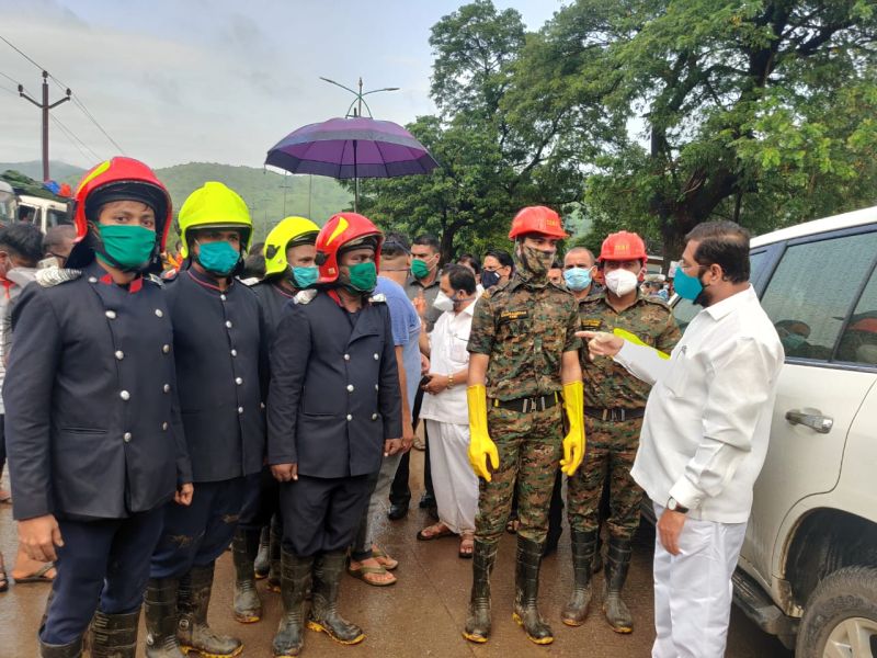 Minister Eknath Shinde along with TDRF squad rushed to Mahad for help | Mahad Building Collapse: टीडीआरएफ पथकासह अग्नीशमन दलाचे जवान घेऊन एकनाथ शिंदे महाडमध्ये दाखल 