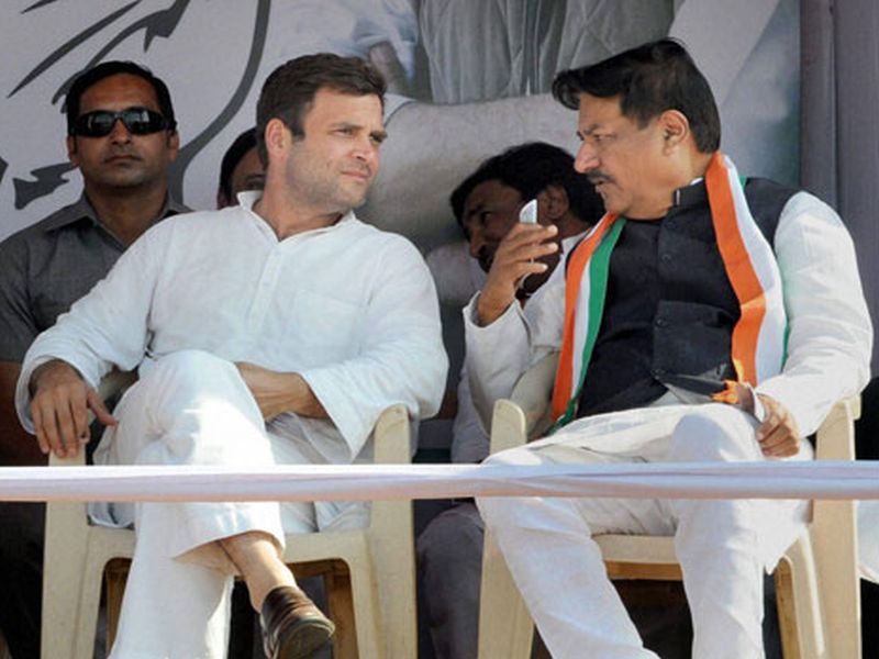 Congress leader Prithviraj Chavan has expressed the view that Rahul Gandhi should become the Congress president | "राहुल गांधींनी काँग्रेस अध्यक्ष व्हावं, आम्हाला अजिबात अडचण नाही; पण..."