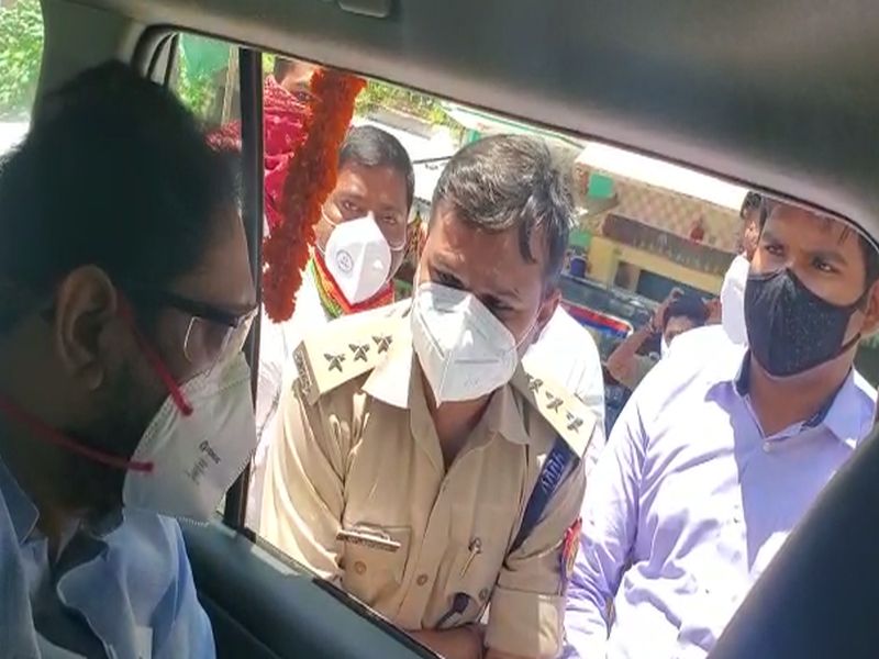 Uttar Pradesh police detained Maharashtra minister Nitin Raut | Video: महाराष्ट्राचे मंत्री नितीन राऊत यांना उत्तर प्रदेश पोलिसांनी रोखलं
