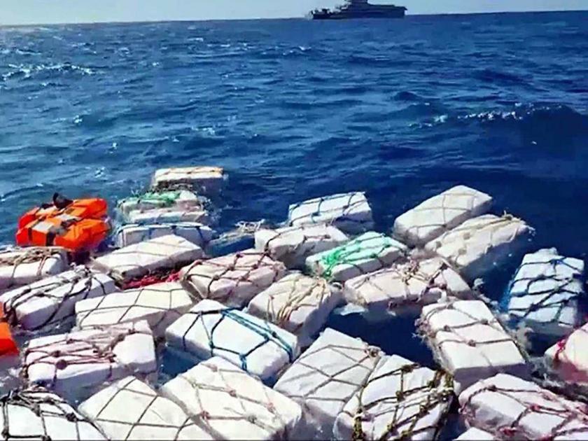 Italian police scoop up two tons of cocaine bobbing in sea off eastern Sicily | समुद्राच्या पाण्यावर तरंगत होते ३ हजार कोटी; तस्करांनी फेकून दिल्याचा अंदाज