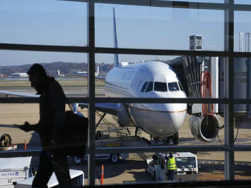 Air travel on an inflationary runway; Bankruptcy of Go-First will increase ticket prices | महागाईच्या रनवेवर विमान प्रवास; गो-फर्स्टच्या दिवाळखोरीमुळे तिकीट दर वाढणार