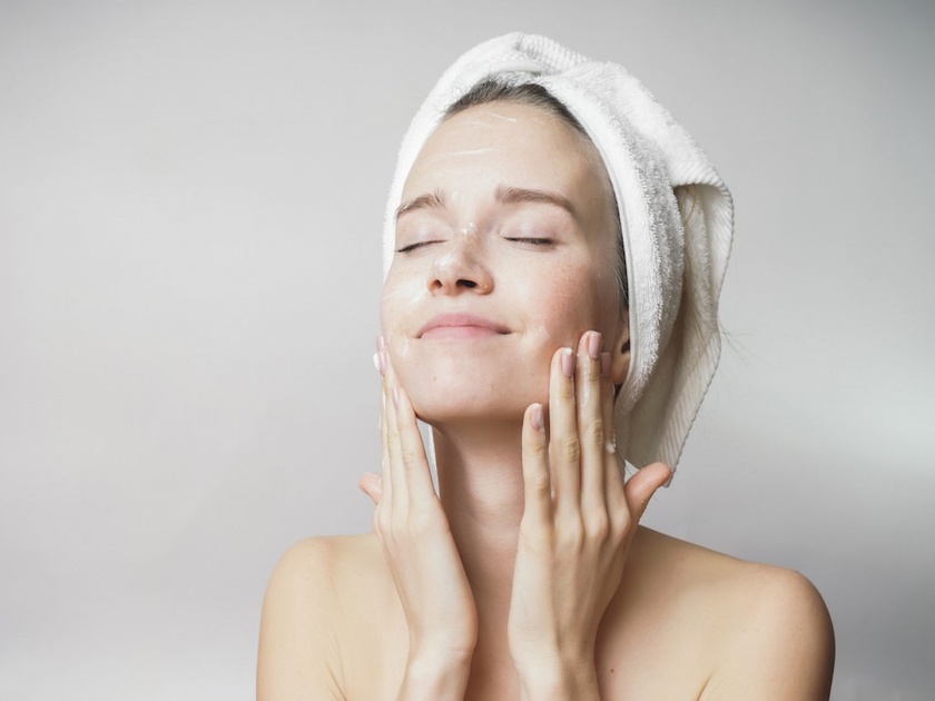Morning skin care tips according to skin type | स्किन टाइपनुसार सकाळी अवश्य करा 'ही' काम; ग्लो वाढण्यासोबतच डागही करा दूर