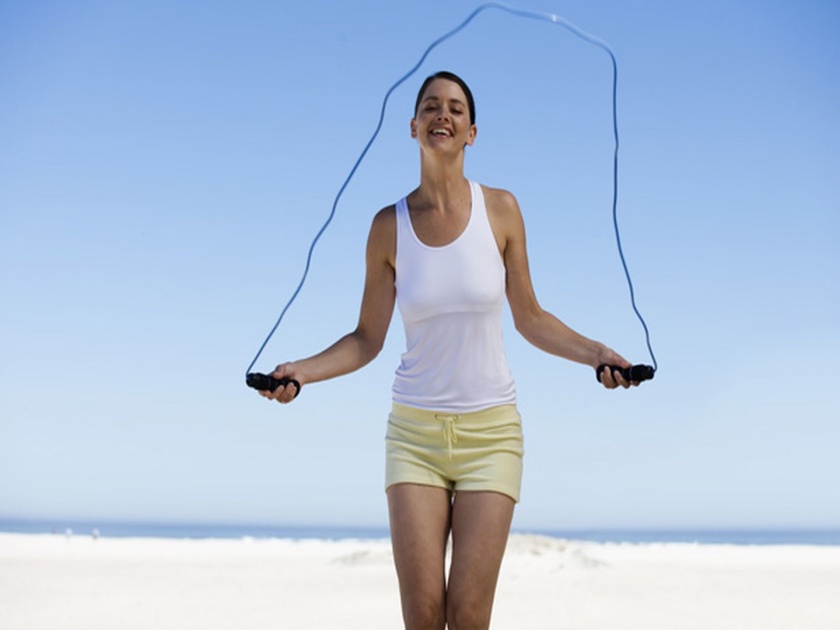 Skipping rope is a combination of many exercises include it in your workout plan | वजन कमी करण्यासोबतच यासाठीही फायदेशीर ठरतात दोरीच्या उड्या!