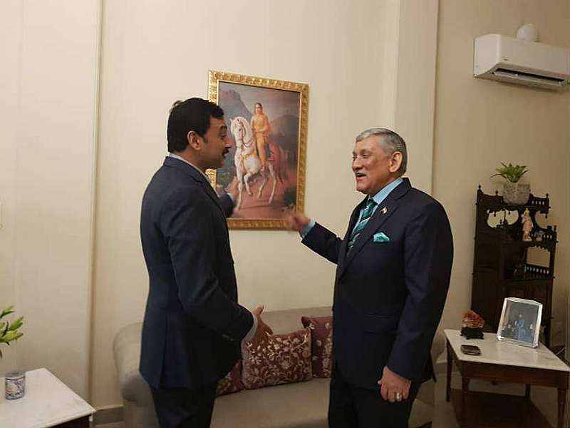 Former Indian Army Chief and Chief of Defense Staff Bipin Rawat today met MP Chhatrapati Sambhaji Raje mac | ...अन् संभाजीराजेंनी माजी लष्करप्रमुखांना सांगितली शिवरायांच्या पराक्रमी सुनेची गोष्ट