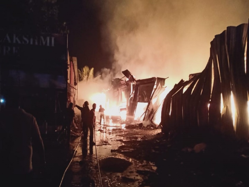 A fire at a factory with furniture warehouses in Bhiwandi; Fire control with untiring efforts | भिवंडीत फर्निचर गोदामांसह कारखान्याला भीषण आग; अथक प्रयत्नांनी आगीवर नियंत्रण